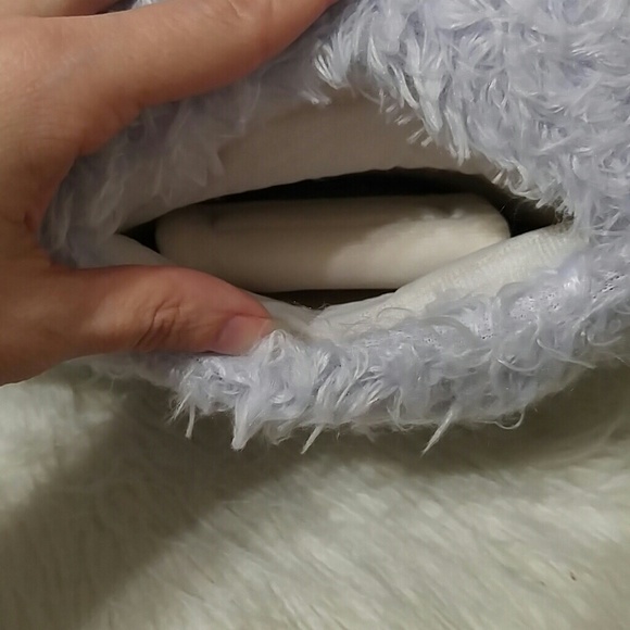 Pale blue fuzzy pillow - Picture 4 of 4